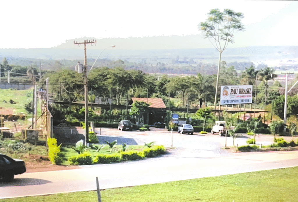 Fachada do Viveiro Pau Brasil com plantas ornamentais e estrutura organizada